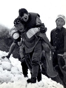 Maurice Herzog is carried down Annapurna by Sherpas in 1950 (Photo: Alpinismus, Munich)