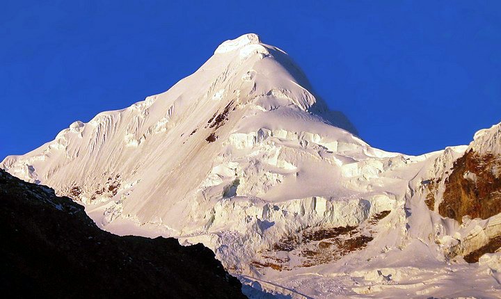 Tocllaraju in Peru's Cordillera Blanca, where Leo Rasnik lost his life (Photo: besucher01/Summitpost)