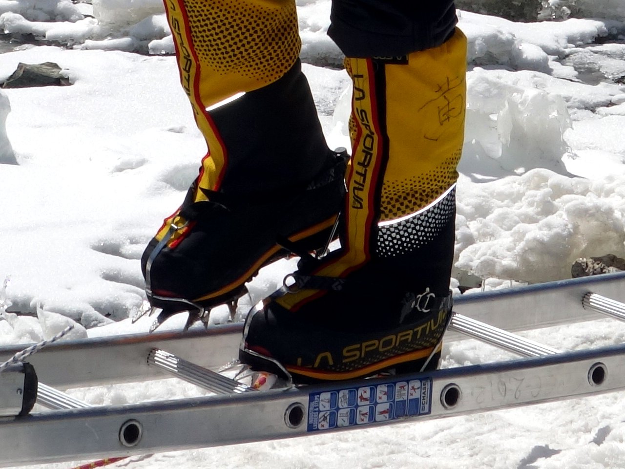 BREAKING NEWS People with size 14 feet can no longer climb Mount