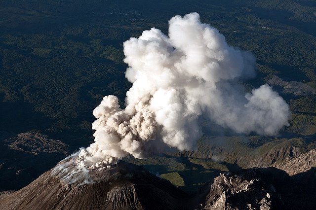 Volcan Santa Maria (Santiaguito) erupting in 2009 (Photo: Nestori Virtanen)