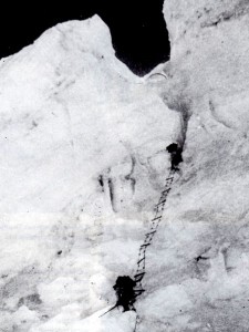 The ice chimney on the North Col Wall in 1922, which Sherpas had to climb with heavy loads (Photo: Howard Somervell)