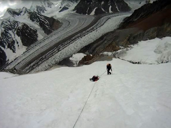 Mojtaba Jarahi helps in the rescue of Brian Moran on Broad Peak (Photo: John Quillen)